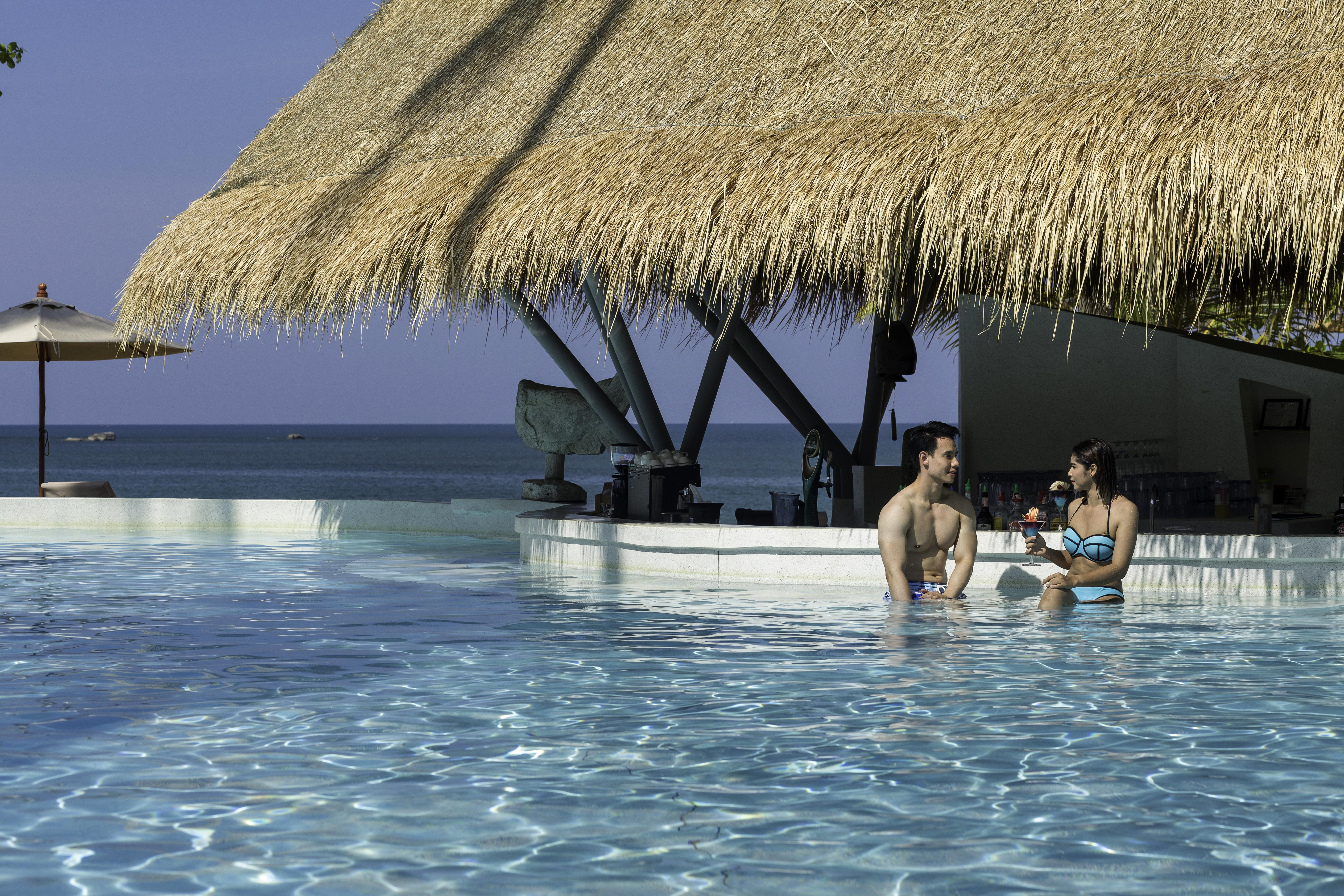 Eden Beach Khaolak Resort And Spa A Lopesan Collection Hotel - Sha Extra Plus Кхаулак Экстерьер фото The swim-up bar at the resort